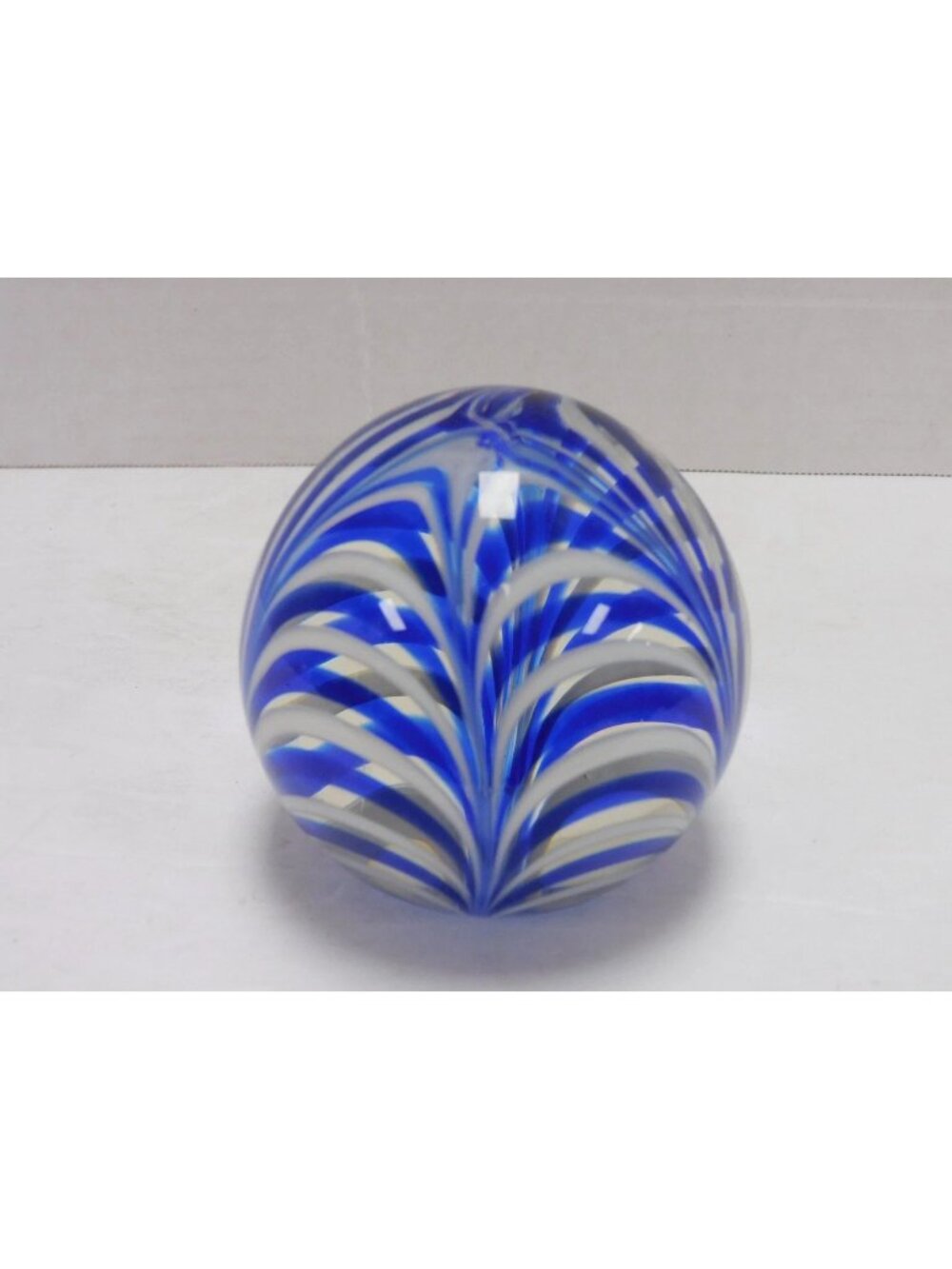 Metropolitan Museum Of Art Blue White Swirl Art Glass Paperweight MMA DW501